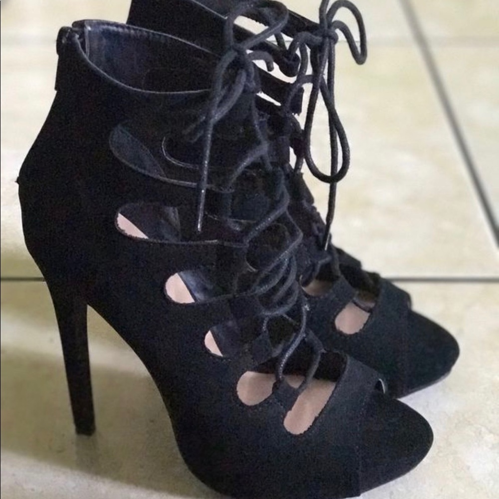 Strap stilletos
